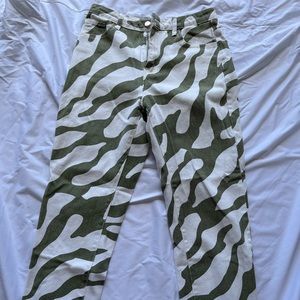 Green and white high rise straight leg patterned jeans💚🤍